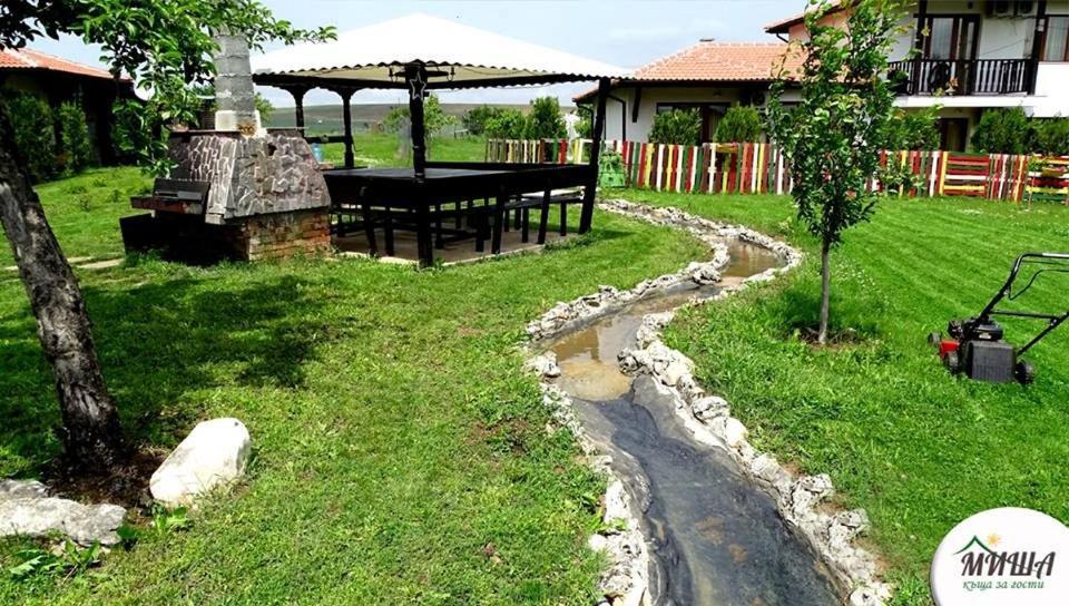 Guest House Misha Petrevene Exterior photo