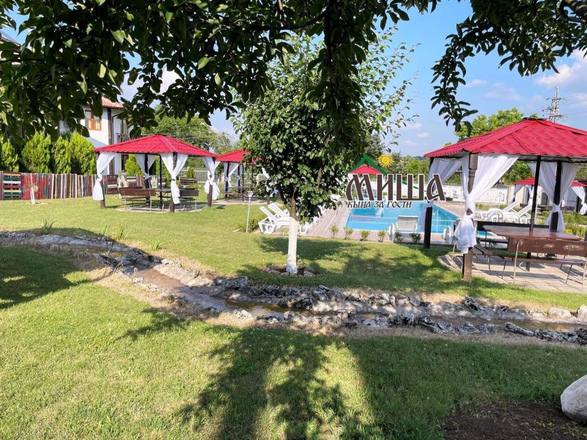 Guest House Misha Petrevene Exterior photo