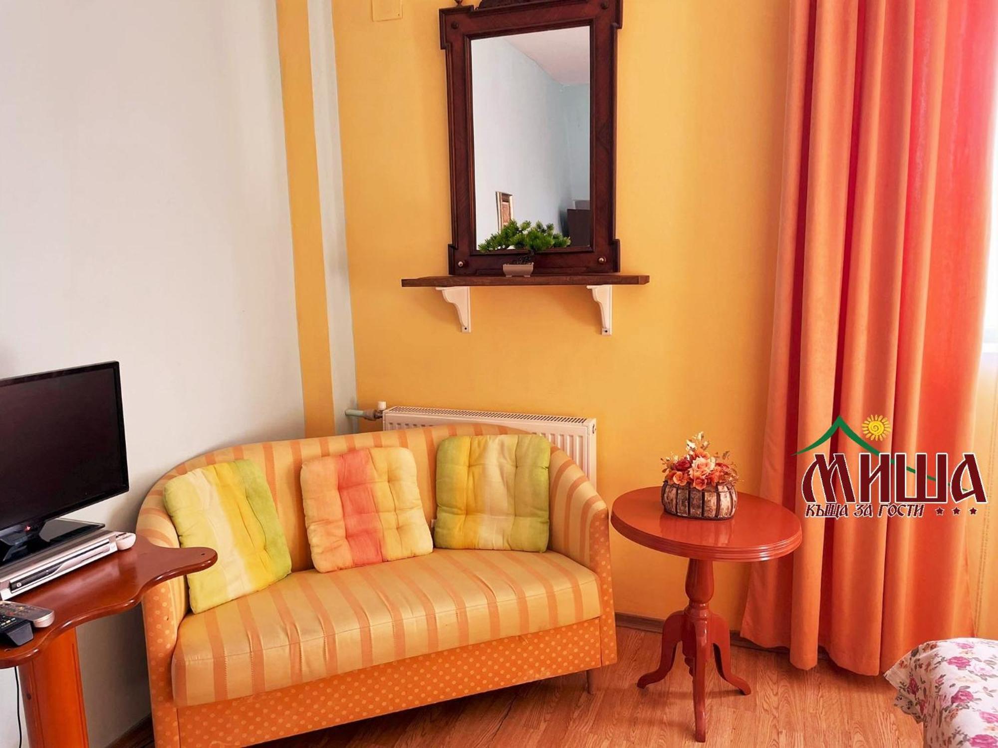 Guest House Misha Petrevene Exterior photo