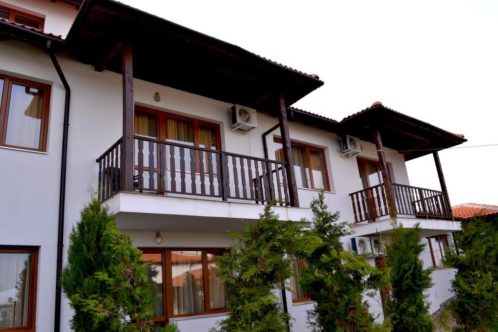 Guest House Misha Petrevene Exterior photo