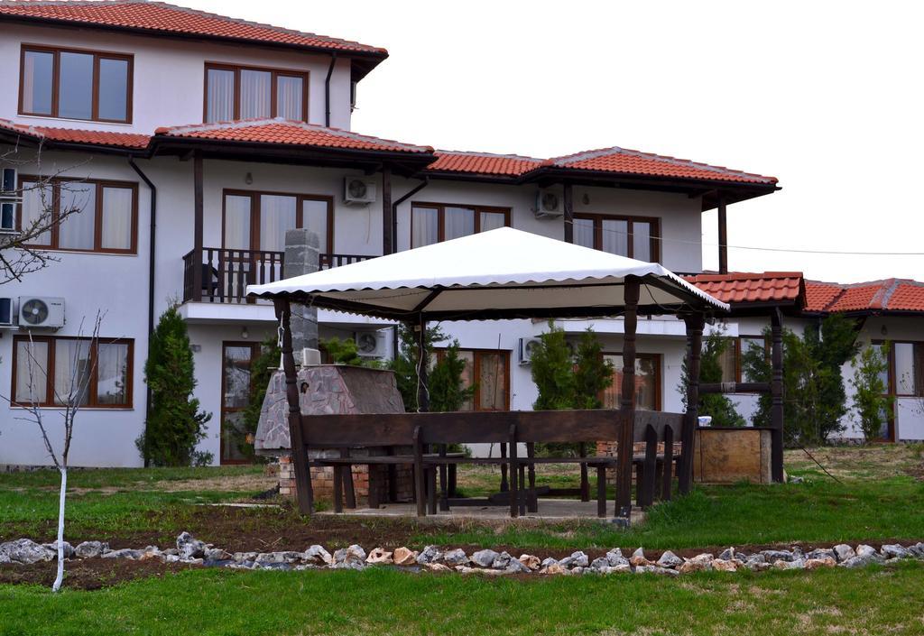 Guest House Misha Petrevene Exterior photo