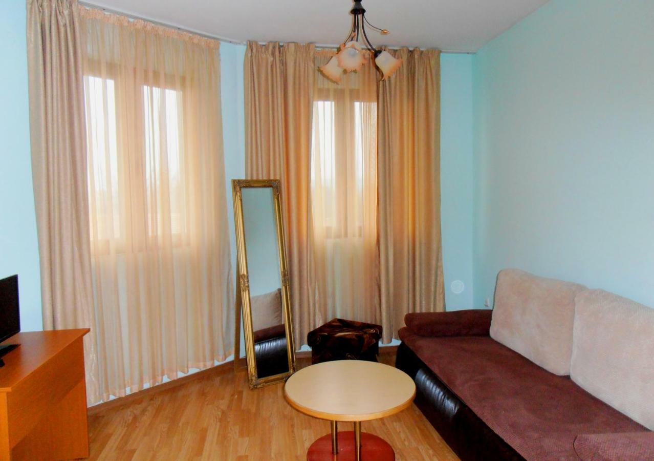 Guest House Misha Petrevene Exterior photo