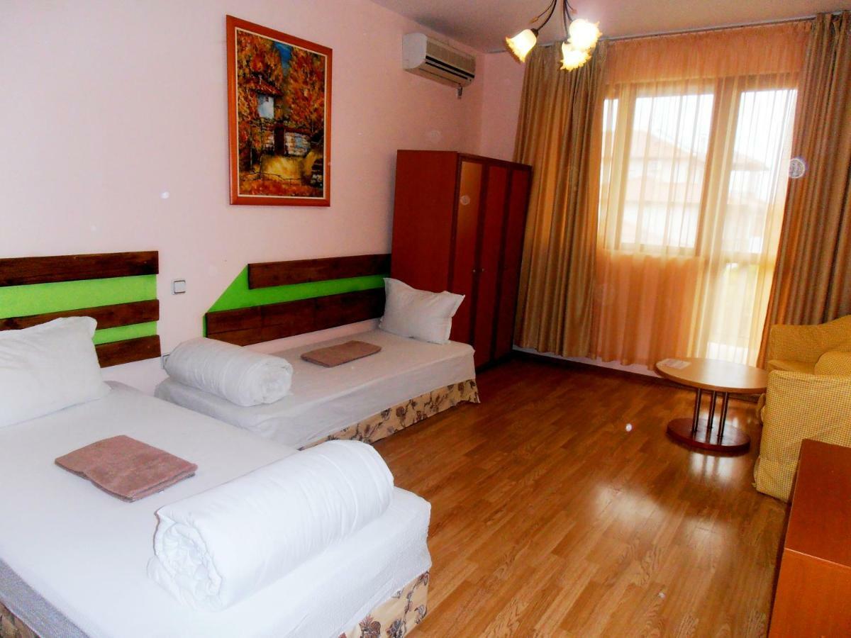 Guest House Misha Petrevene Exterior photo