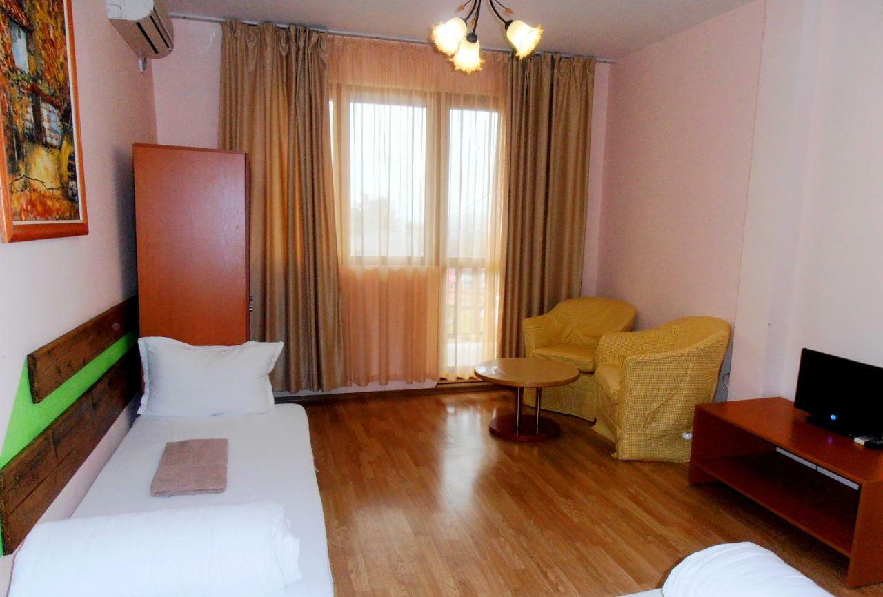 Guest House Misha Petrevene Exterior photo