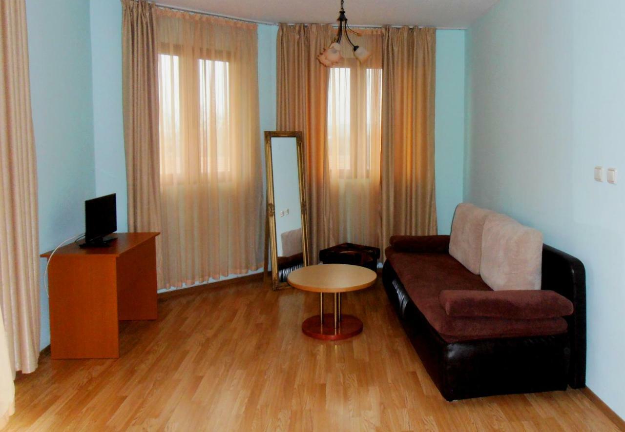 Guest House Misha Petrevene Exterior photo