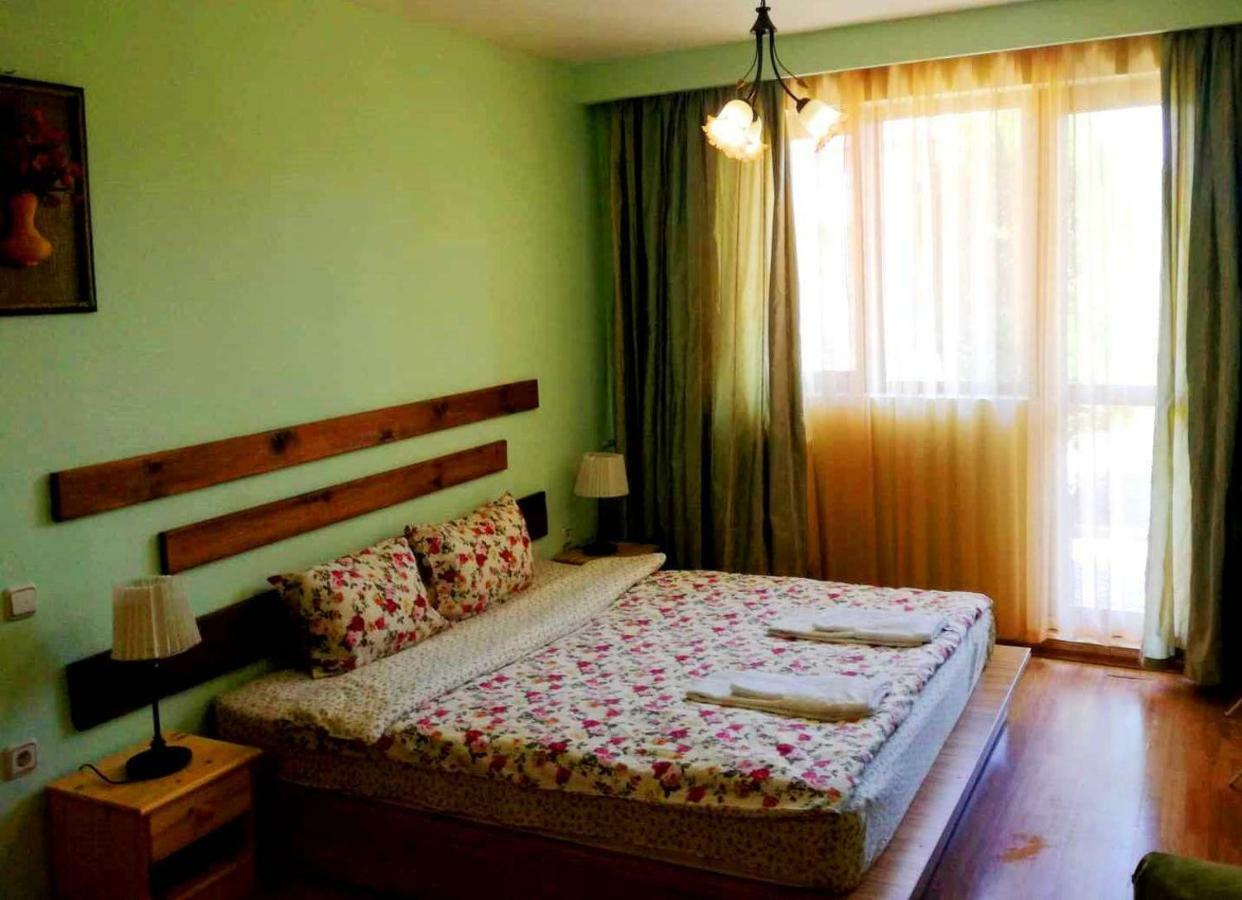 Guest House Misha Petrevene Exterior photo