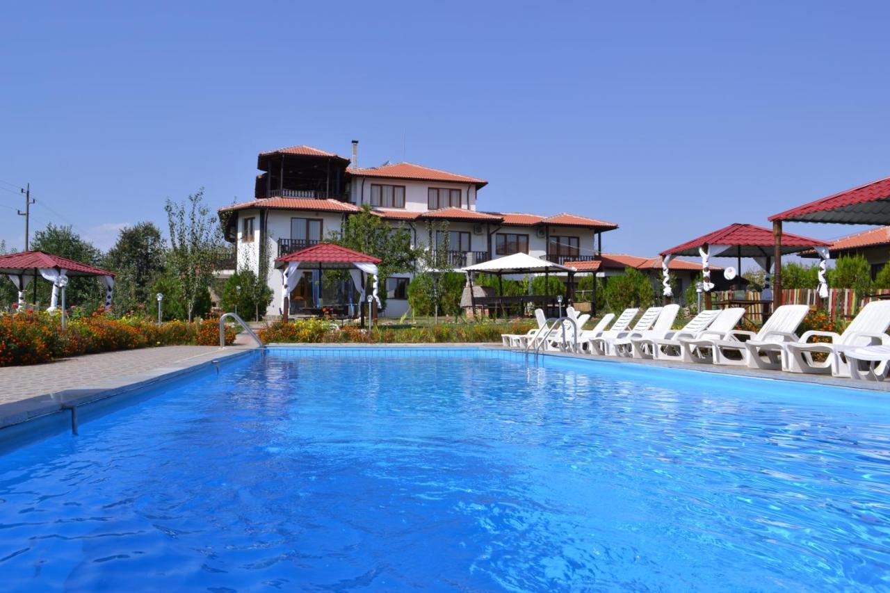 Guest House Misha Petrevene Exterior photo